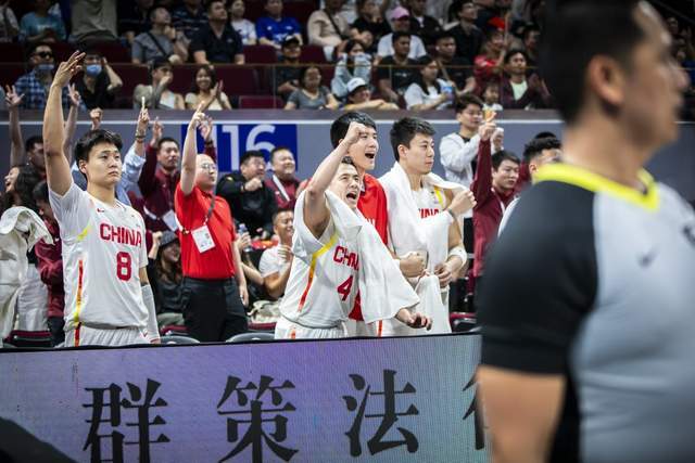 乐鱼体育-赢得丑陋！男篮攻守一团糟，赵睿+王浩然辣眼睛，郭士强束手无策